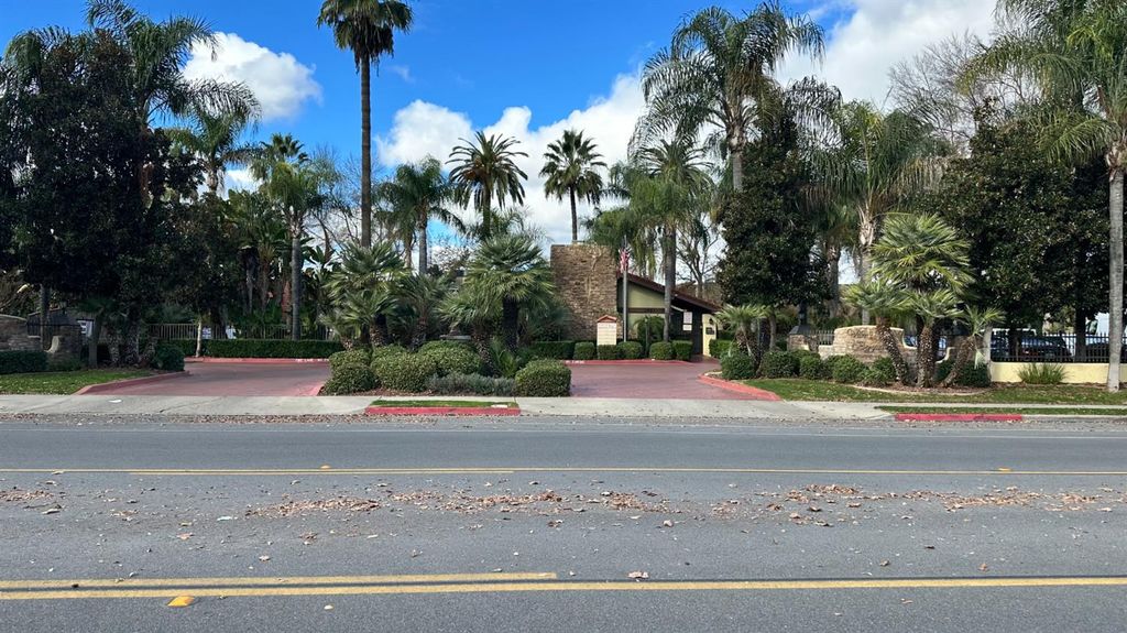 Image 33 of property listing at 2881 Huntington Boulevard # 235, Fresno, CA 93721