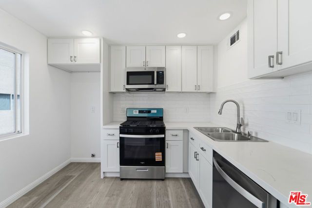 9545 Via Venezia, Los Angeles, CA 91504