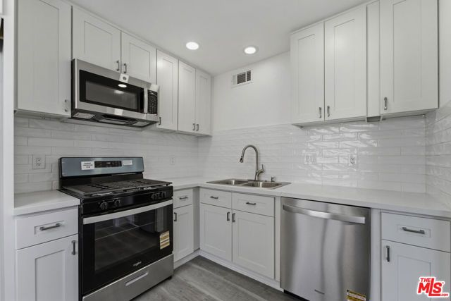 9545 Via Venezia, Los Angeles, CA 91504
