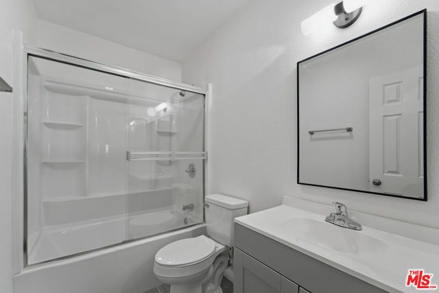 9545 Via Venezia, Los Angeles, CA 91504