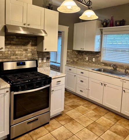 1261 N Glenn Avenue N, Fresno, CA 93728