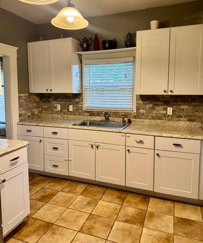 1261 N Glenn Avenue N, Fresno, CA 93728