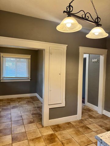 1261 N Glenn Avenue N, Fresno, CA 93728