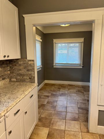 1261 N Glenn Avenue N, Fresno, CA 93728