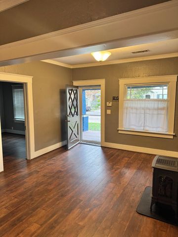 1261 N Glenn Avenue N, Fresno, CA 93728