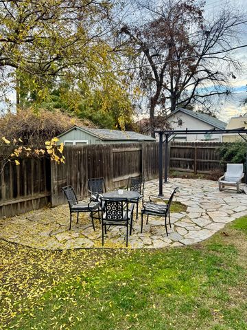 1261 N Glenn Avenue N, Fresno, CA 93728