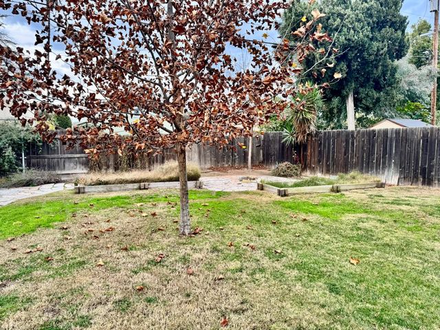 1261 N Glenn Avenue N, Fresno, CA 93728