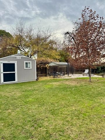 1261 N Glenn Avenue N, Fresno, CA 93728