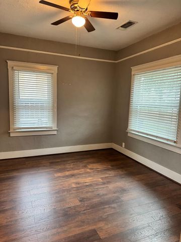 1261 N Glenn Avenue N, Fresno, CA 93728