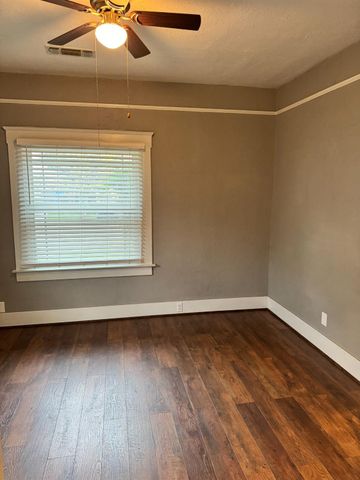 1261 N Glenn Avenue N, Fresno, CA 93728