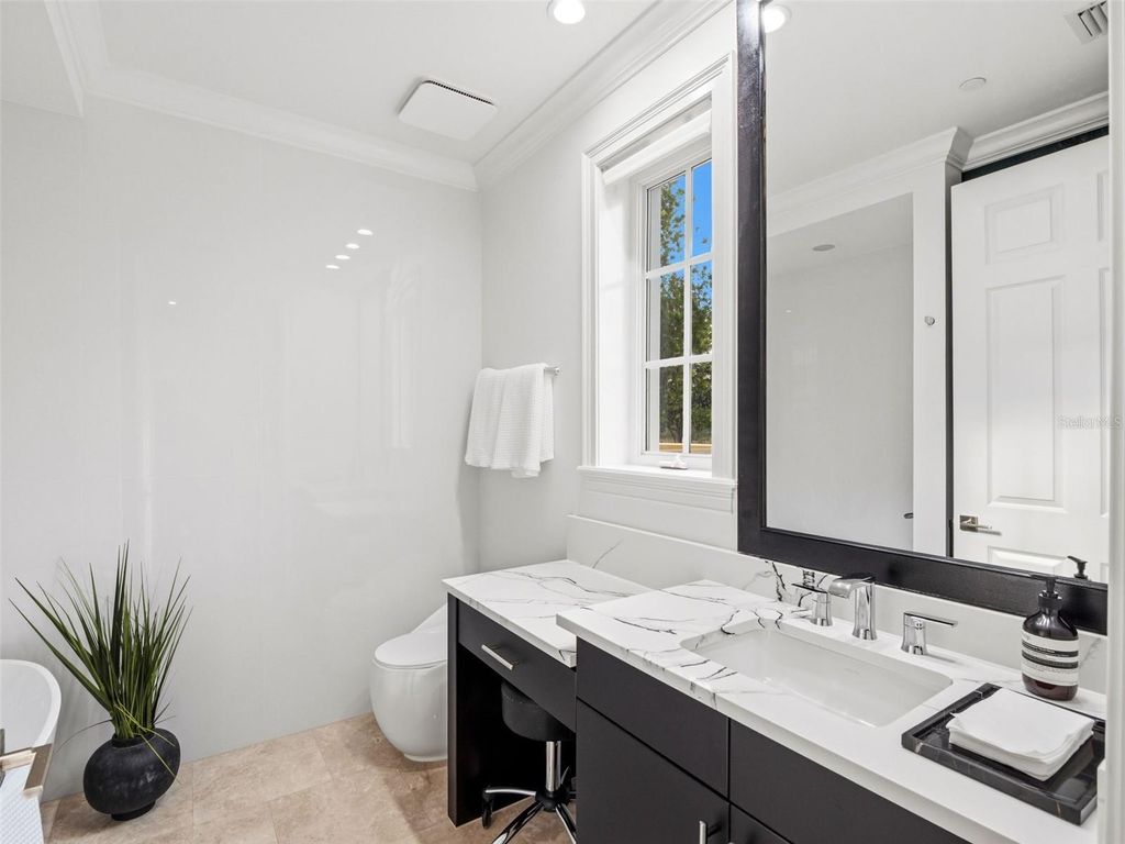 Image 19 of property listing at 10355 KENSINGTON SHORE DRIVE I-102, Orlando, FL 32827