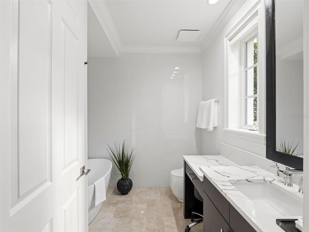 Image 21 of property listing at 10355 KENSINGTON SHORE DRIVE I-102, Orlando, FL 32827