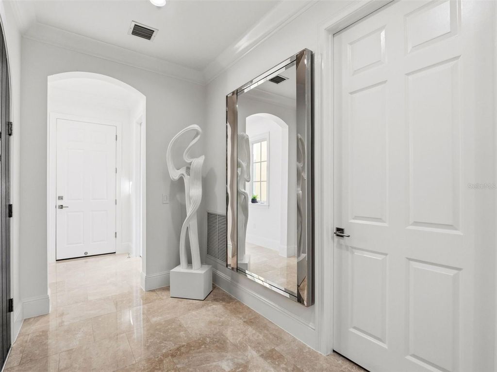 Image 6 of property listing at 10355 KENSINGTON SHORE DRIVE I-102, Orlando, FL 32827