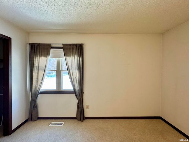 2331 CAMERON Drive, Clinton, IA 52732