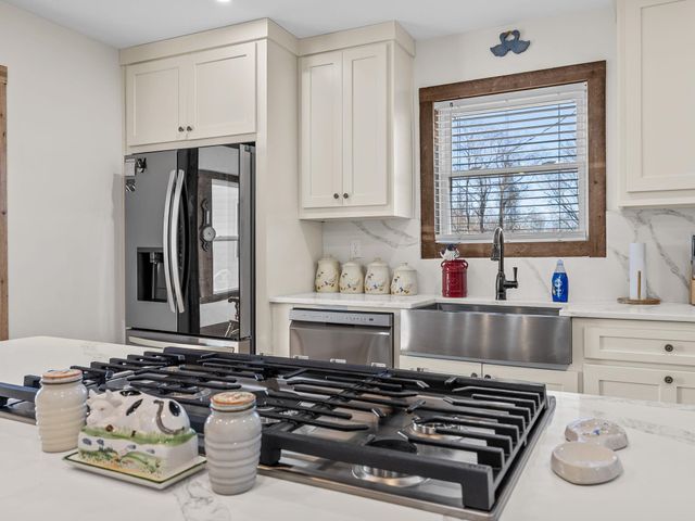 451 Carriage Gate Dr, Wellford, SC 29385