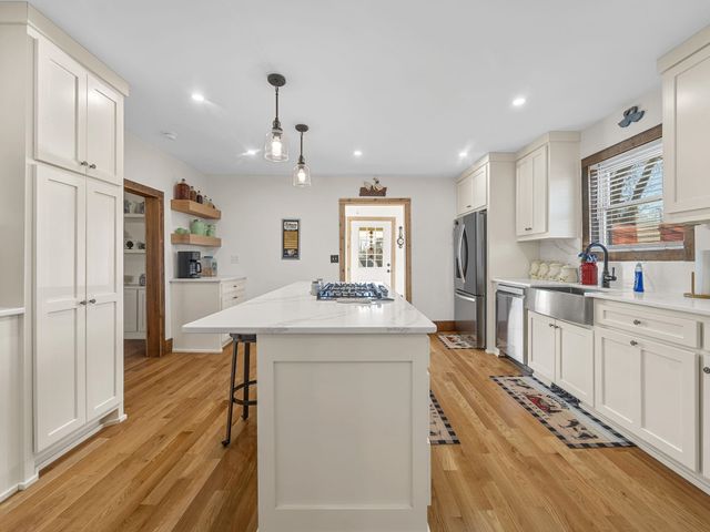 451 Carriage Gate Dr, Wellford, SC 29385