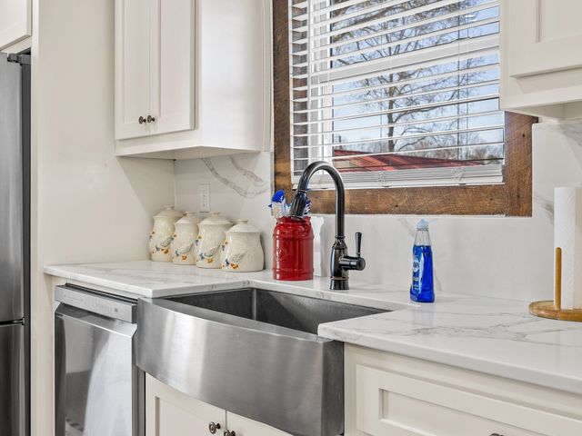 451 Carriage Gate Dr, Wellford, SC 29385