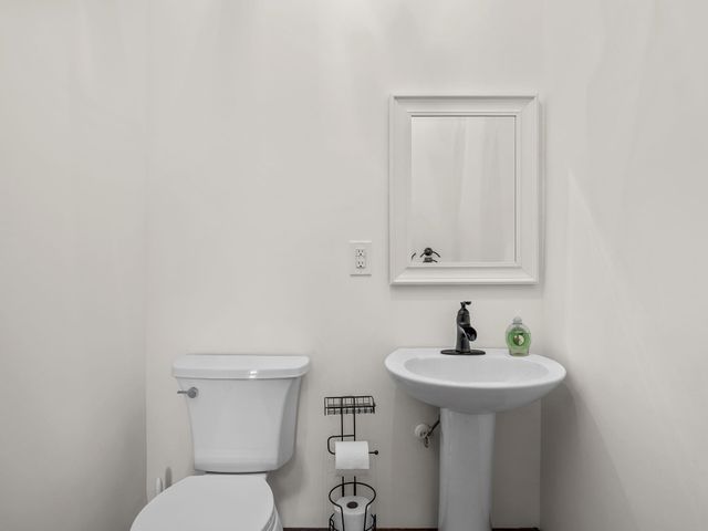 451 Carriage Gate Dr, Wellford, SC 29385