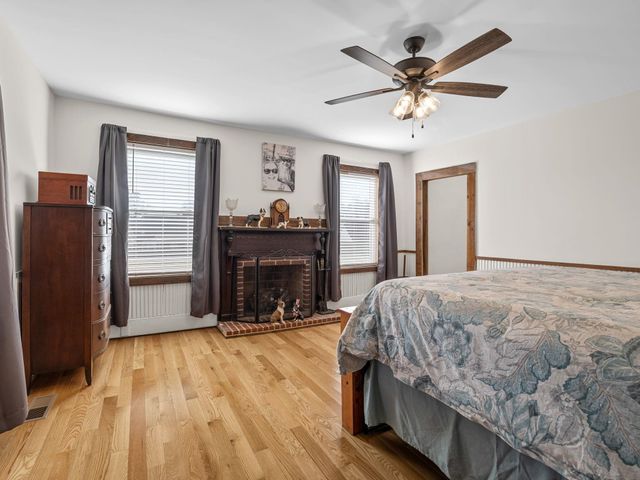 451 Carriage Gate Dr, Wellford, SC 29385