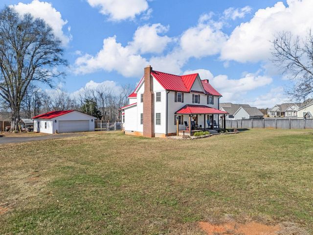 451 Carriage Gate Dr, Wellford, SC 29385