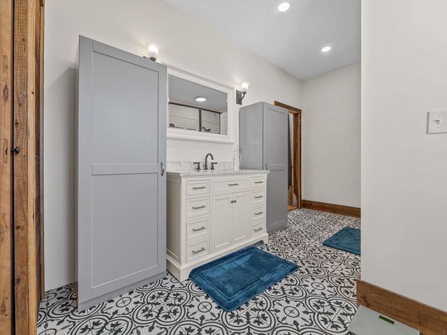 451 Carriage Gate Dr, Wellford, SC 29385