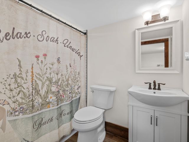 451 Carriage Gate Dr, Wellford, SC 29385