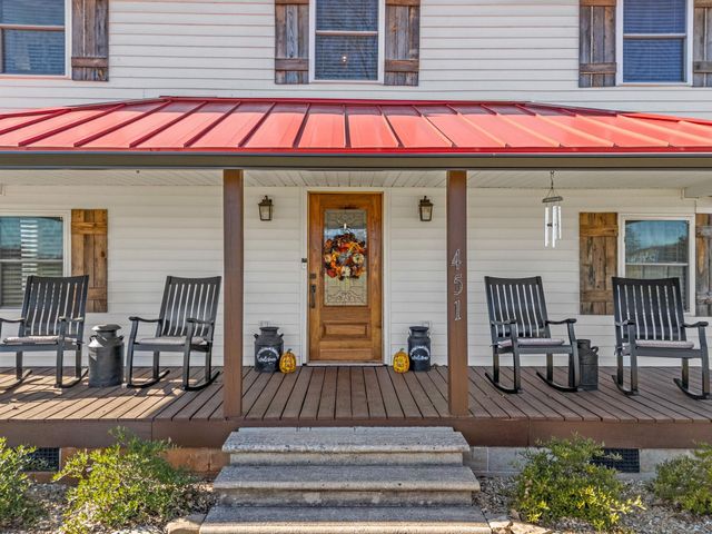 451 Carriage Gate Dr, Wellford, SC 29385