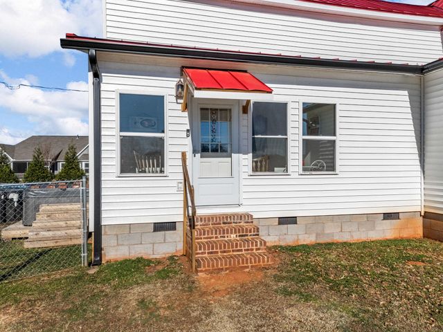 451 Carriage Gate Dr, Wellford, SC 29385