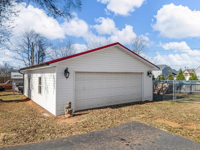 451 Carriage Gate Dr, Wellford, SC 29385