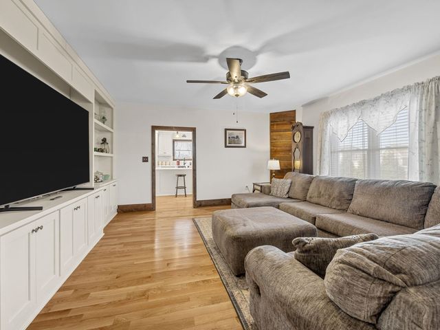 451 Carriage Gate Dr, Wellford, SC 29385