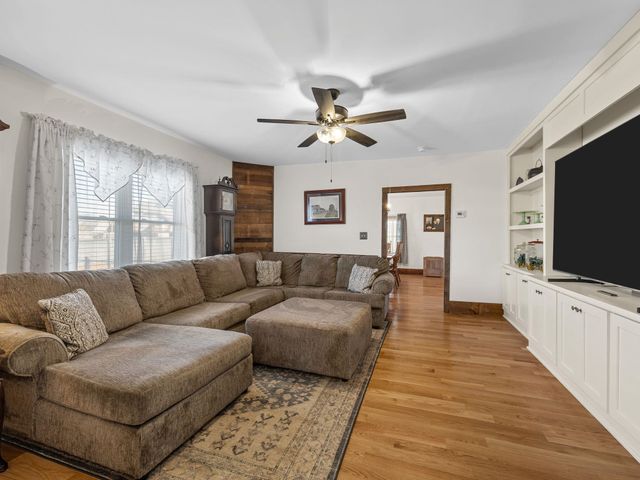 451 Carriage Gate Dr, Wellford, SC 29385