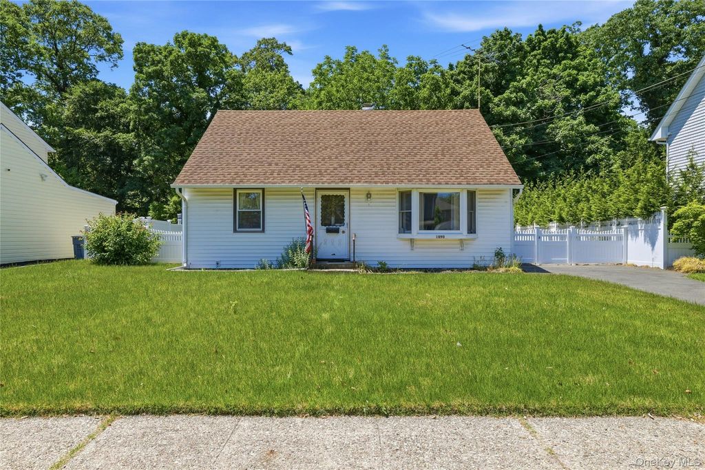 1090 South Drive, Merrick, NY 11566