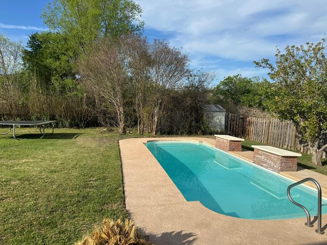 205 Morningside CIR, Hutto, TX 78634