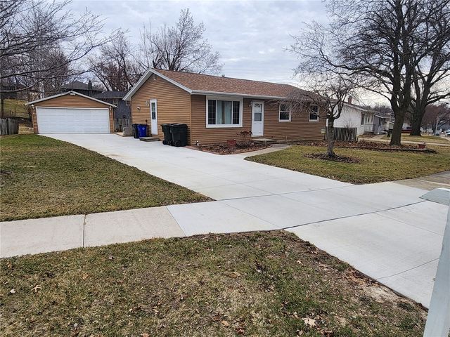 1721 Woodside Court NW, Cedar Rapids, IA 52405