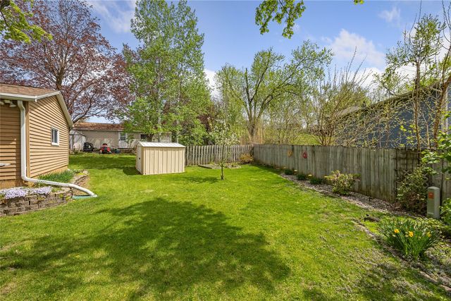 1721 Woodside Court NW, Cedar Rapids, IA 52405