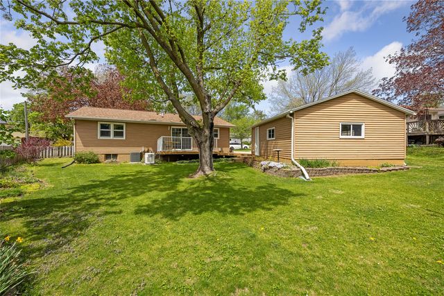 1721 Woodside Court NW, Cedar Rapids, IA 52405
