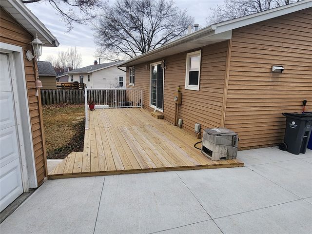 1721 Woodside Court NW, Cedar Rapids, IA 52405