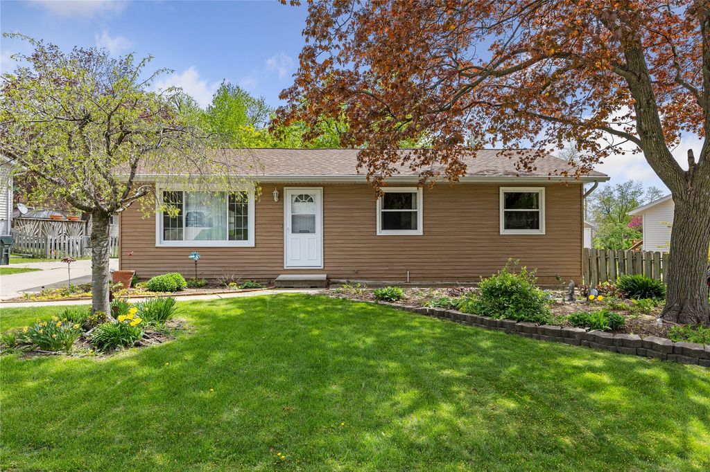 1721 Woodside Court NW, Cedar Rapids, IA 52405