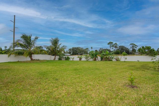 1615 Lexington Square SW, Vero Beach, FL 32962