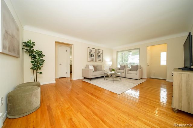 21792 Elmwood Avenue, Eastpointe, MI 48021