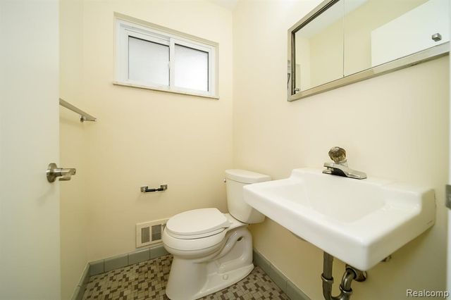 21792 Elmwood Avenue, Eastpointe, MI 48021