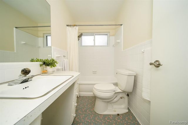 21792 Elmwood Avenue, Eastpointe, MI 48021