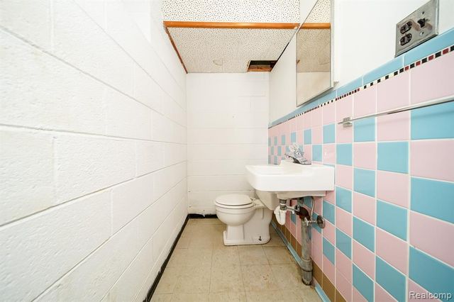 21792 Elmwood Avenue, Eastpointe, MI 48021