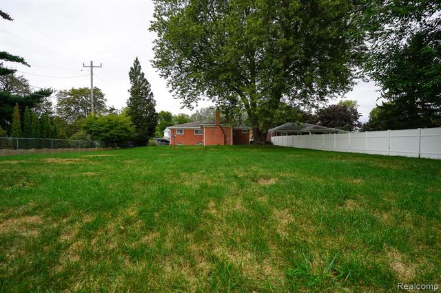 21792 Elmwood Avenue, Eastpointe, MI 48021