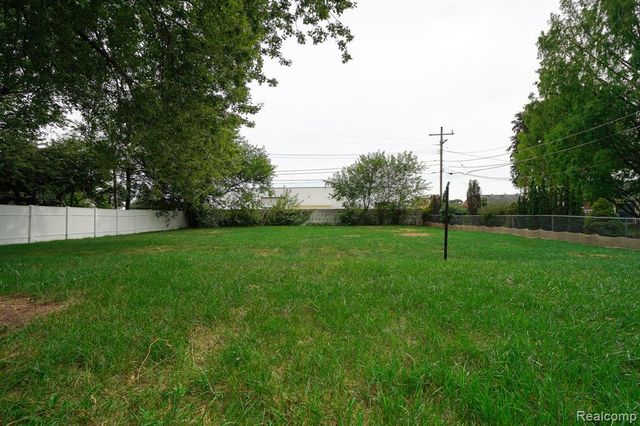 21792 Elmwood Avenue, Eastpointe, MI 48021