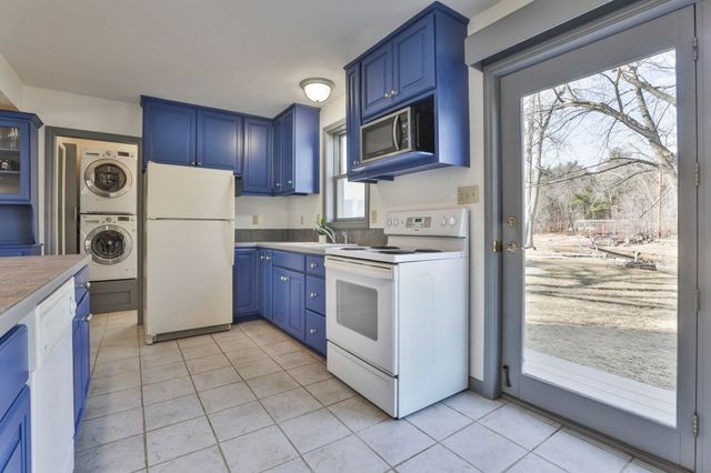 105 Conleys Grove Road, Derry, NH 03038