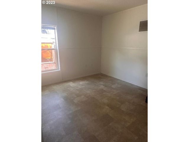5000 Ne Stephens St. 40, Roseburg, OR 97470