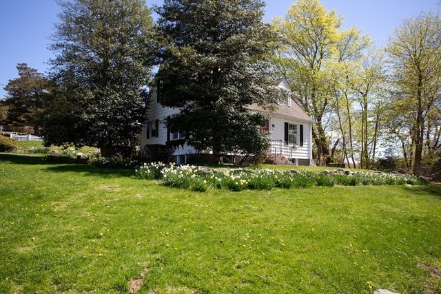 6 Miles Ave, Tiverton, RI 02878