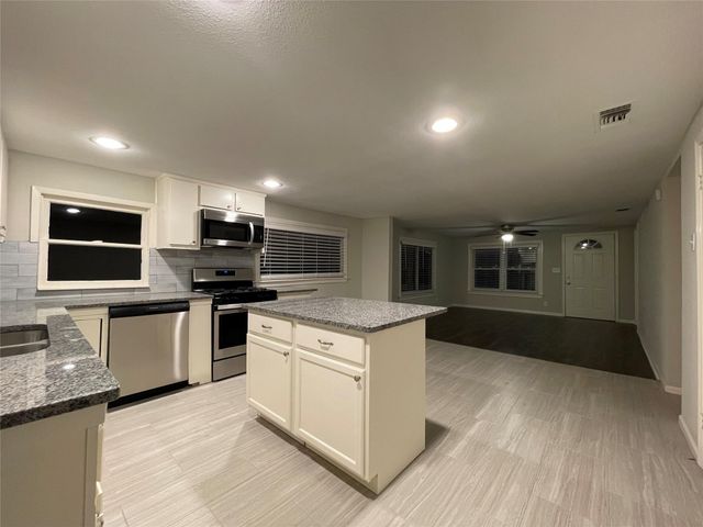 611 Harrisdale Avenue, River Oaks, TX 76114