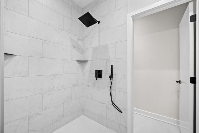 18007 Hammontree Circle, Clive, IA 50325